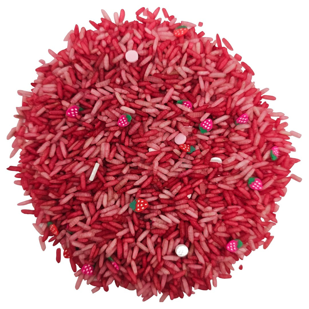 grennn speelrijst aardbeienmix, een hoopje roze en rode rijst met kleine aardbeifiguren en strooisels.