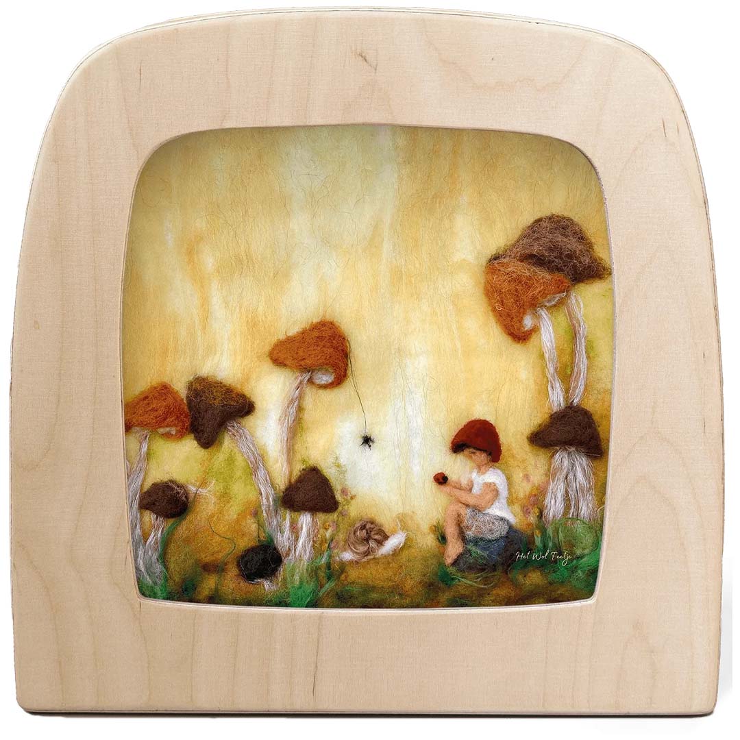 Toverlux toverplaat in een houten lijst met een kindje tussen paddenstoelen en dieren.