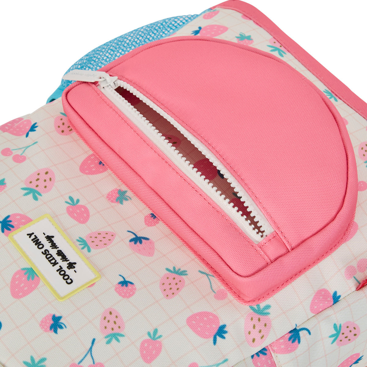 Detail van de hello hossy schoolrugzak met roze voorvak en aardbeienpatroon.