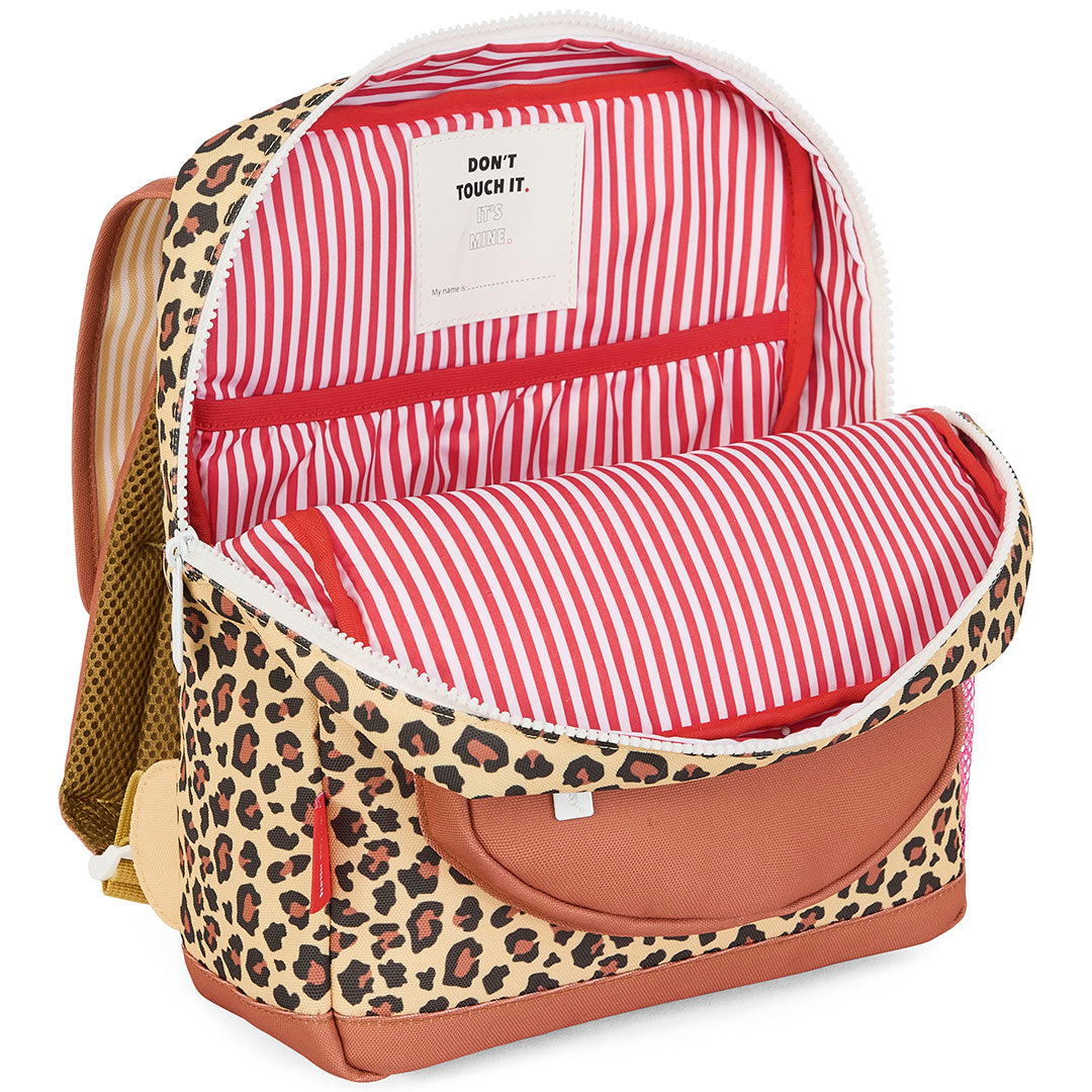 De hello hossy schoolrugzak met luipaardprint is open en toont de rood-wit gestreepte binnenkant.