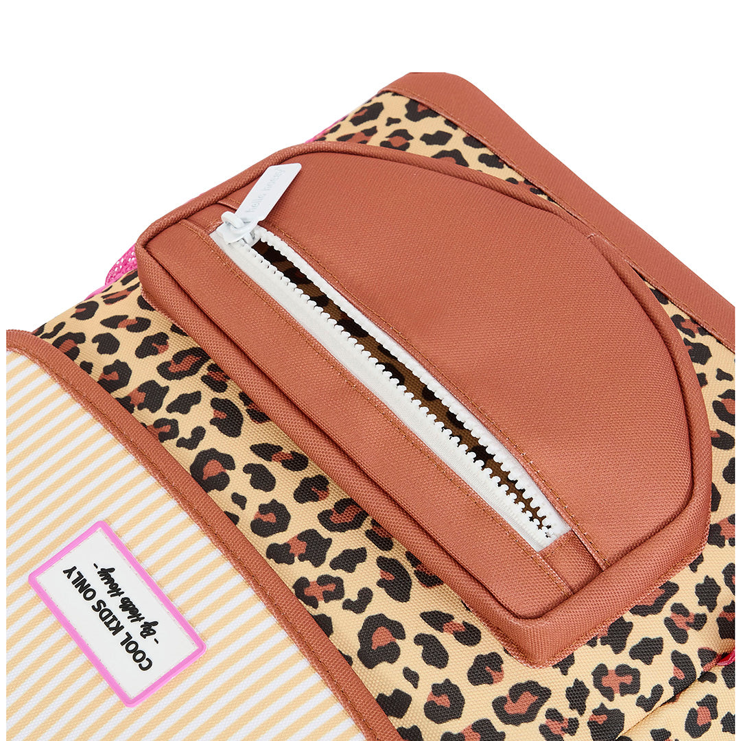 Detail van de Hello Hossy schoolrugzak met luipaardprint, gestreepte flap en voorvak met rits.
