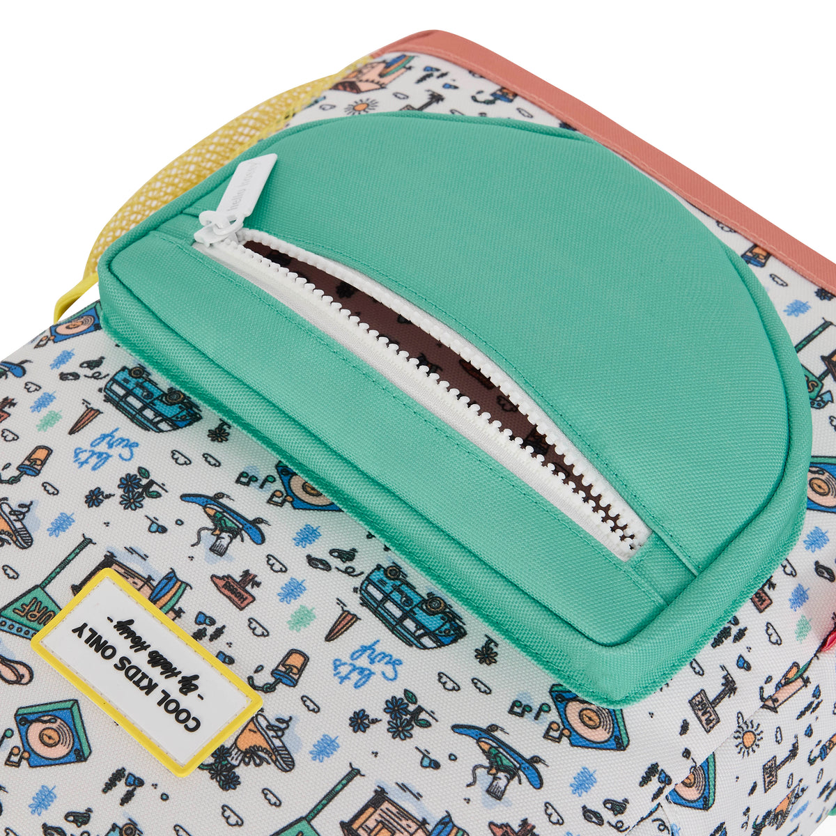 Detail van de Hello Hossy schoolrugzak met de groene voorzak met rits en een deel van het veelkleurige patroon.