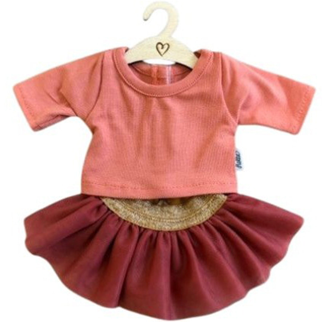 hollie poppenkleding set met een roze/terracotta shirt en een donkerrode tule rok met gouden tailleband, hangend aan een houten hangertje.