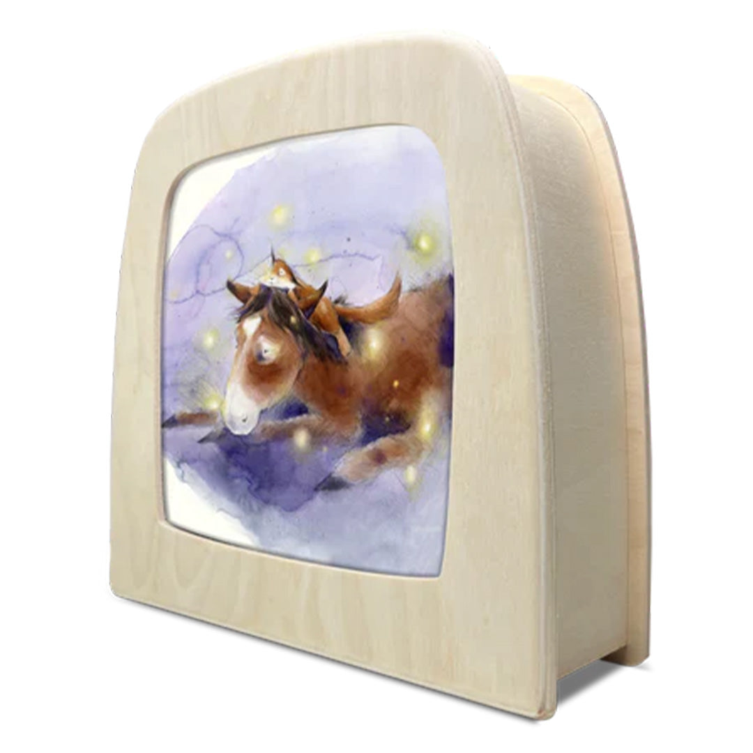 Toverlux toverplaat met houten frame en prent van een paard met vos, schuin van voren gefotografeerd.