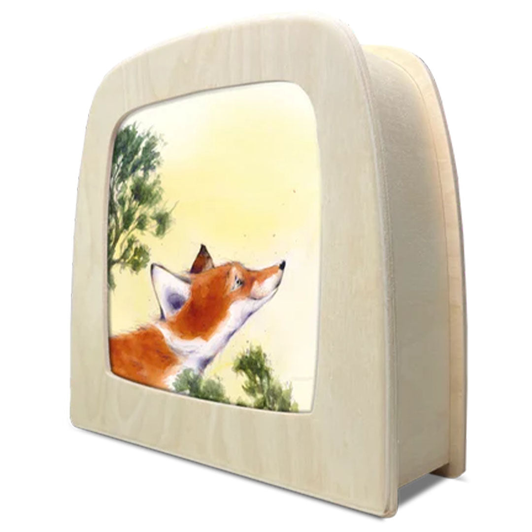 Toverlux toverplaat voor toverlamp met een vos-illustratie in een houten lijst, schuin van de zijkant.