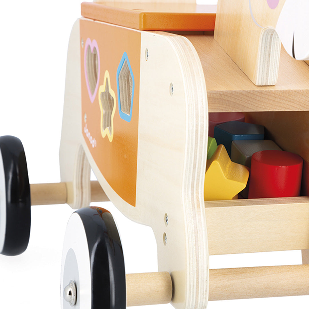Detail van de Janod houten loopwagen met de vormsorteerder en gekleurde houten vormen in de opbergruimte.