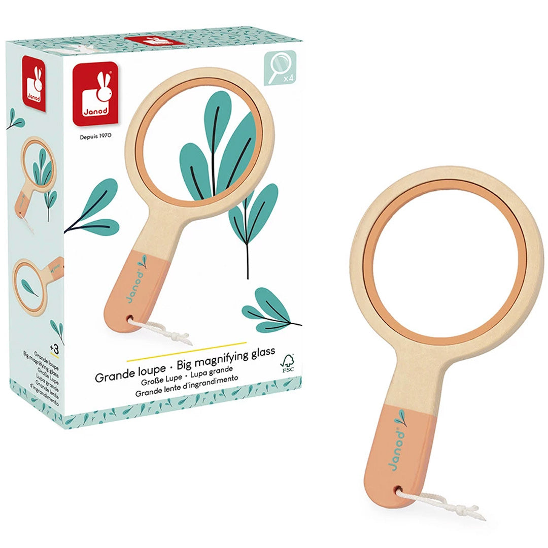 Janod houten vergrootglas met beige handvat en de verpakking met bladerenpatroon.