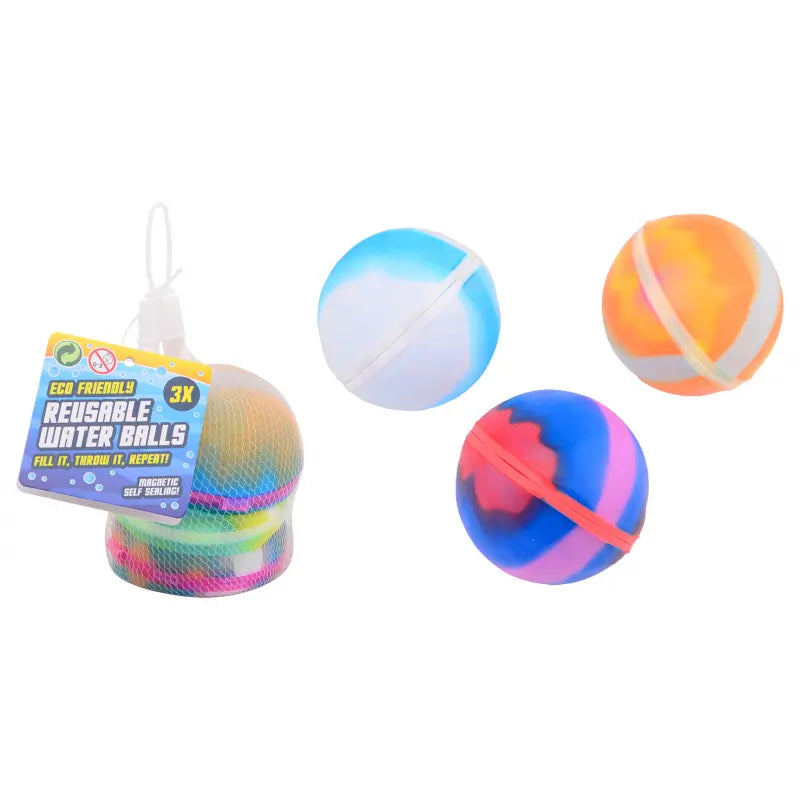 Drie losse johntoy magnetische waterballen naast een netje met verpakte waterballen.