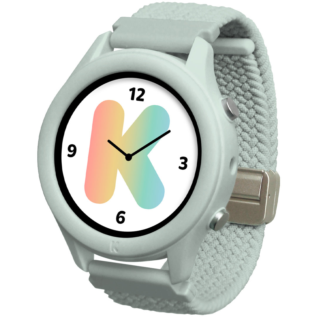 Kidywolf kinder smartwatch in lichtgroen met een gevlochten band en een wijzerplaat met een kleurrijke 'K'.