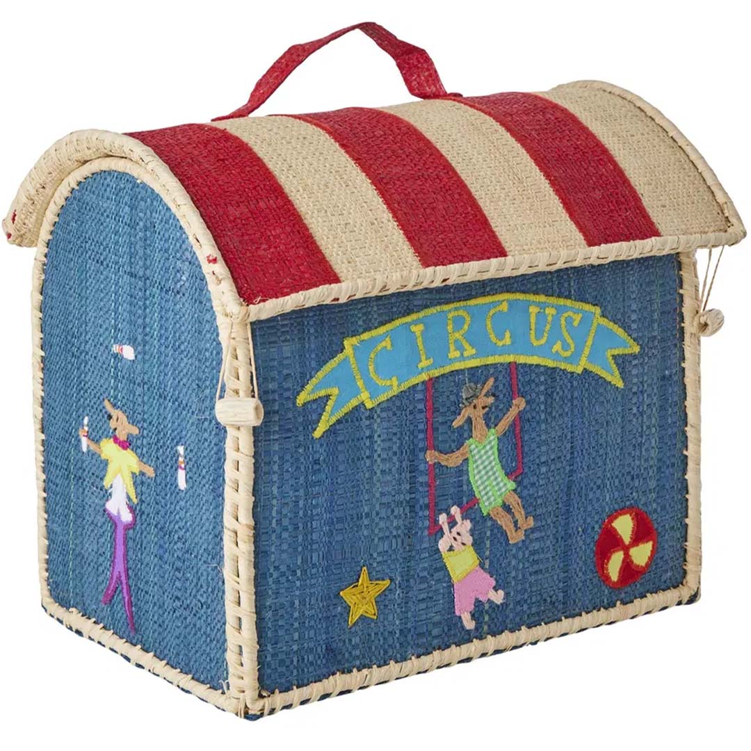 rice kindertas van raffia met circus thema en gestreepte bovenkant.