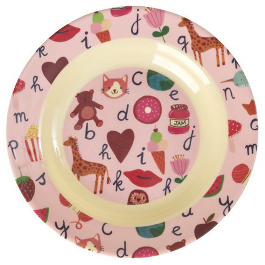 rice kinderbord met roze rand en crèmekleurig midden, versierd met kleurrijke figuren en alfabetletters.