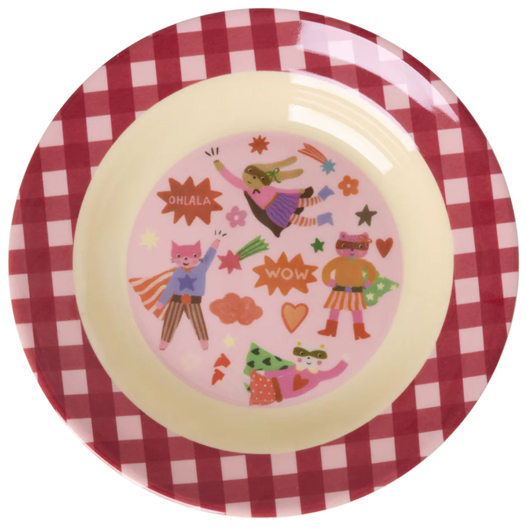 Rice kinderbord met roze superheldenfiguren en een rood-wit geruite rand.