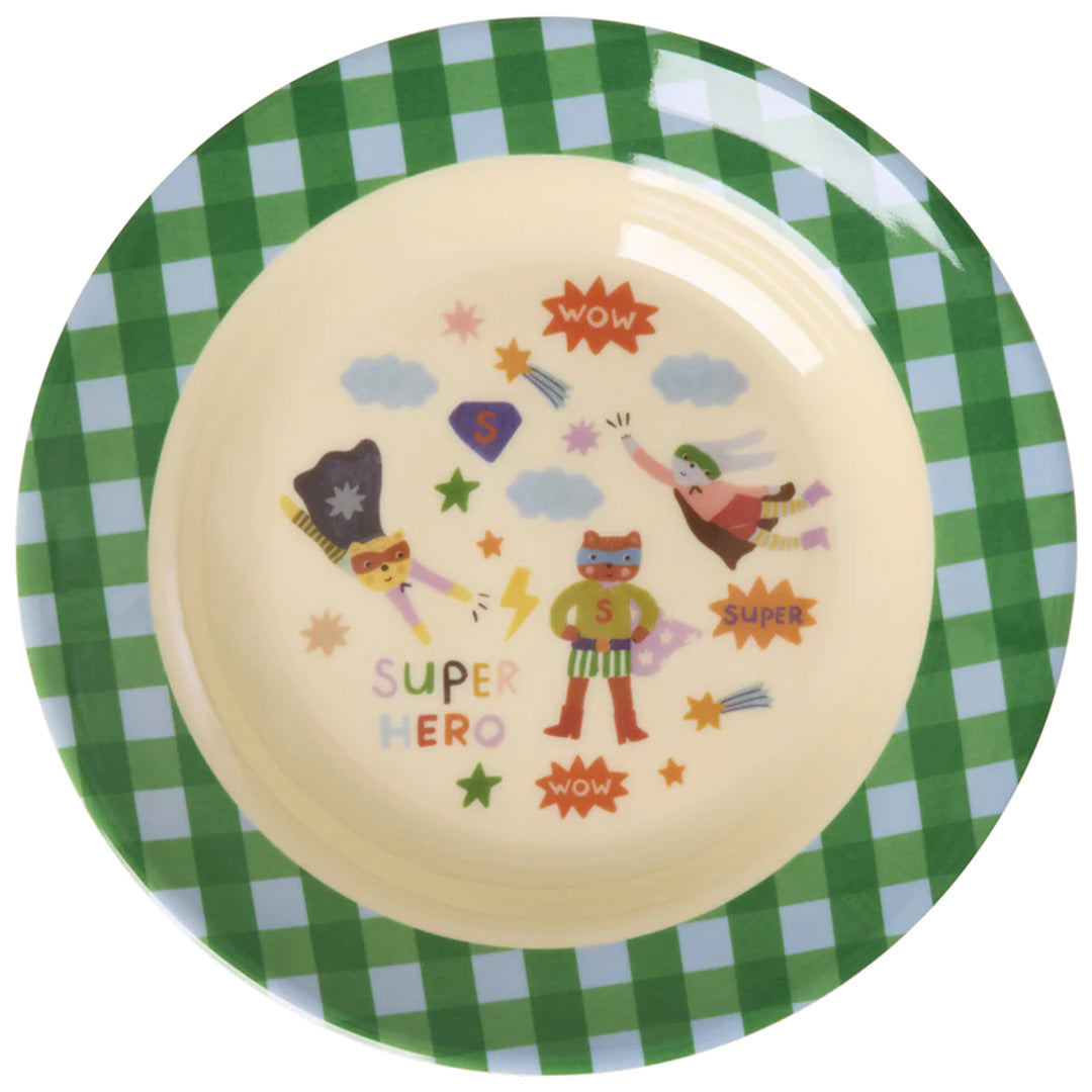 rice rond kinderbord met superheldenfiguren en groene geruite rand.