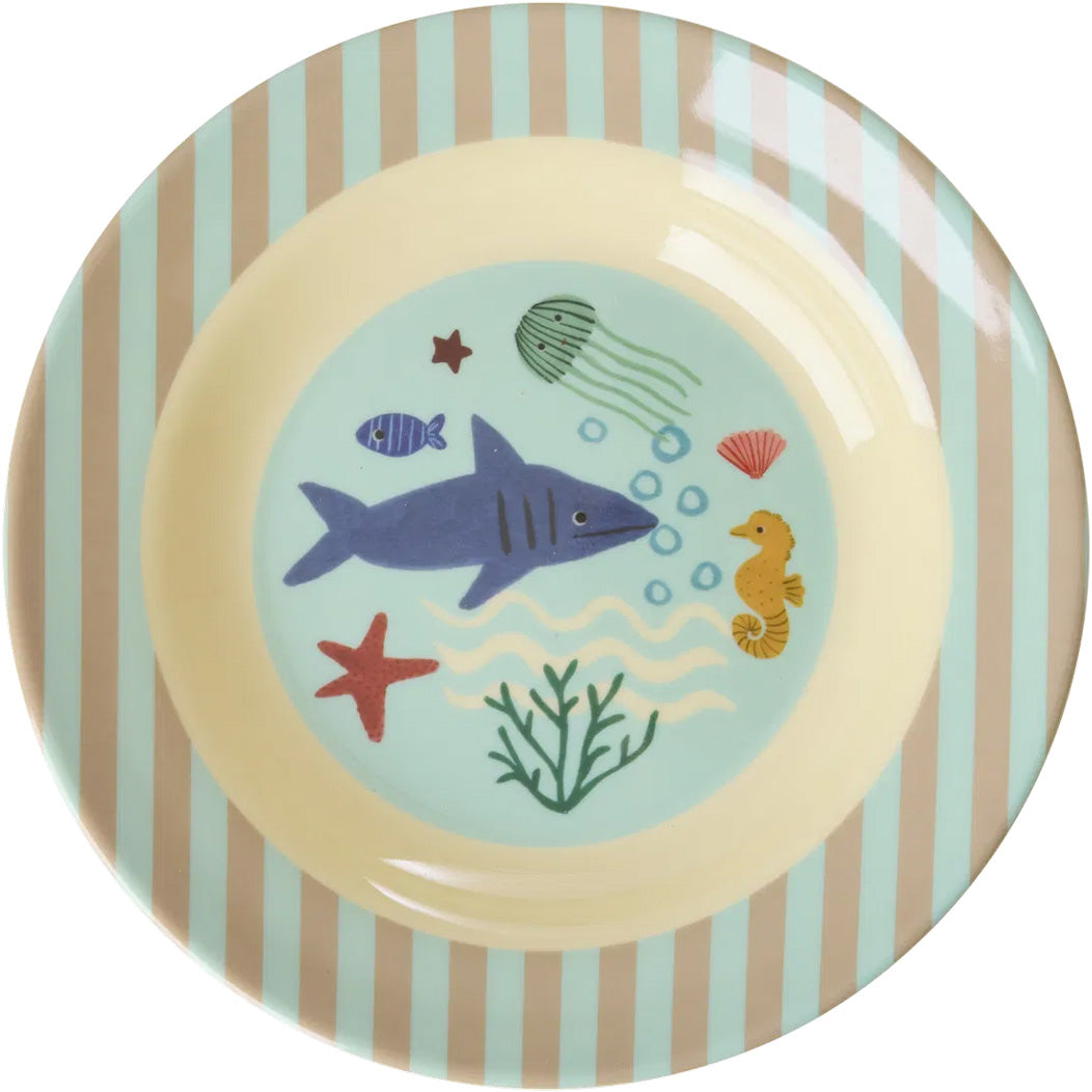 rice kinderkom met blauw oceaan thema, inclusief haai, zeepaardje en gestreepte rand.