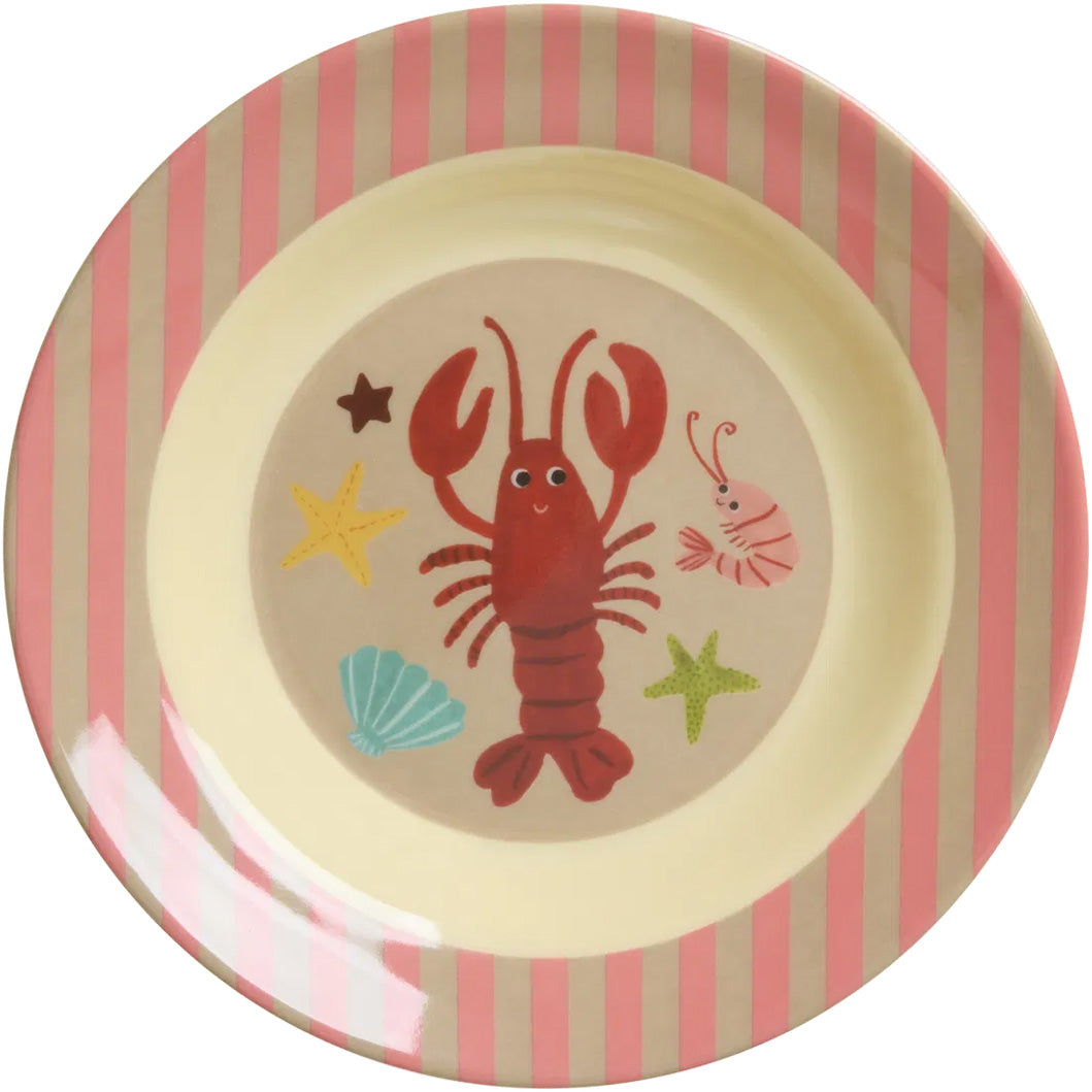 rice kinderbord met een rode kreeft, roze garnaal en zeesterren op een gestreepte roze en beige achtergrond.