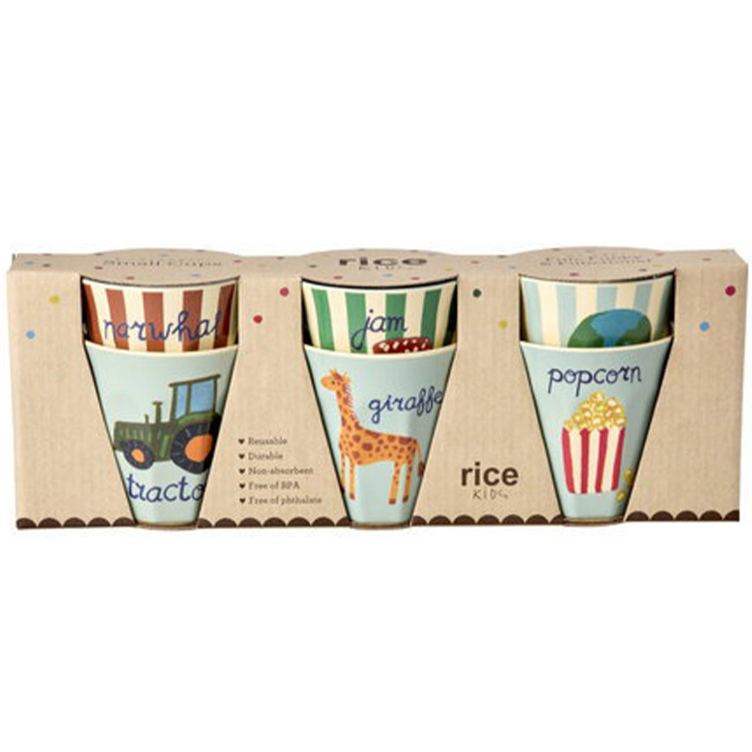 Verpakking van drie Rice kinderbekers met afbeeldingen van een tractor, giraffe en popcorn.