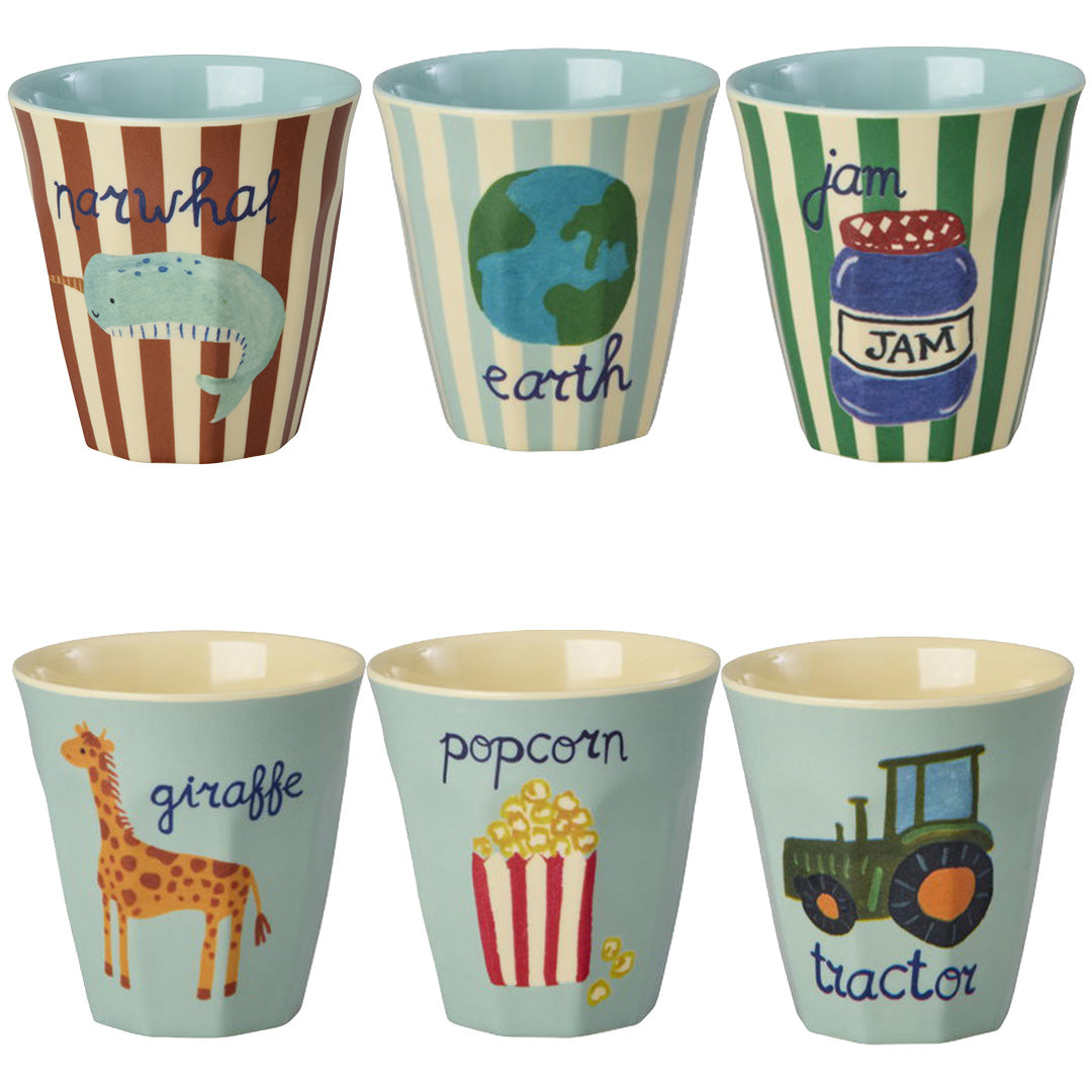 Zes Rice kinderbekers met diverse ABC-afbeeldingen zoals een narwal, aarde, jam, giraffe, popcorn en tractor.