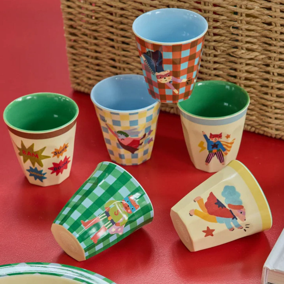 Vijf Rice kinderbekers met superhelden thema op een rode ondergrond.