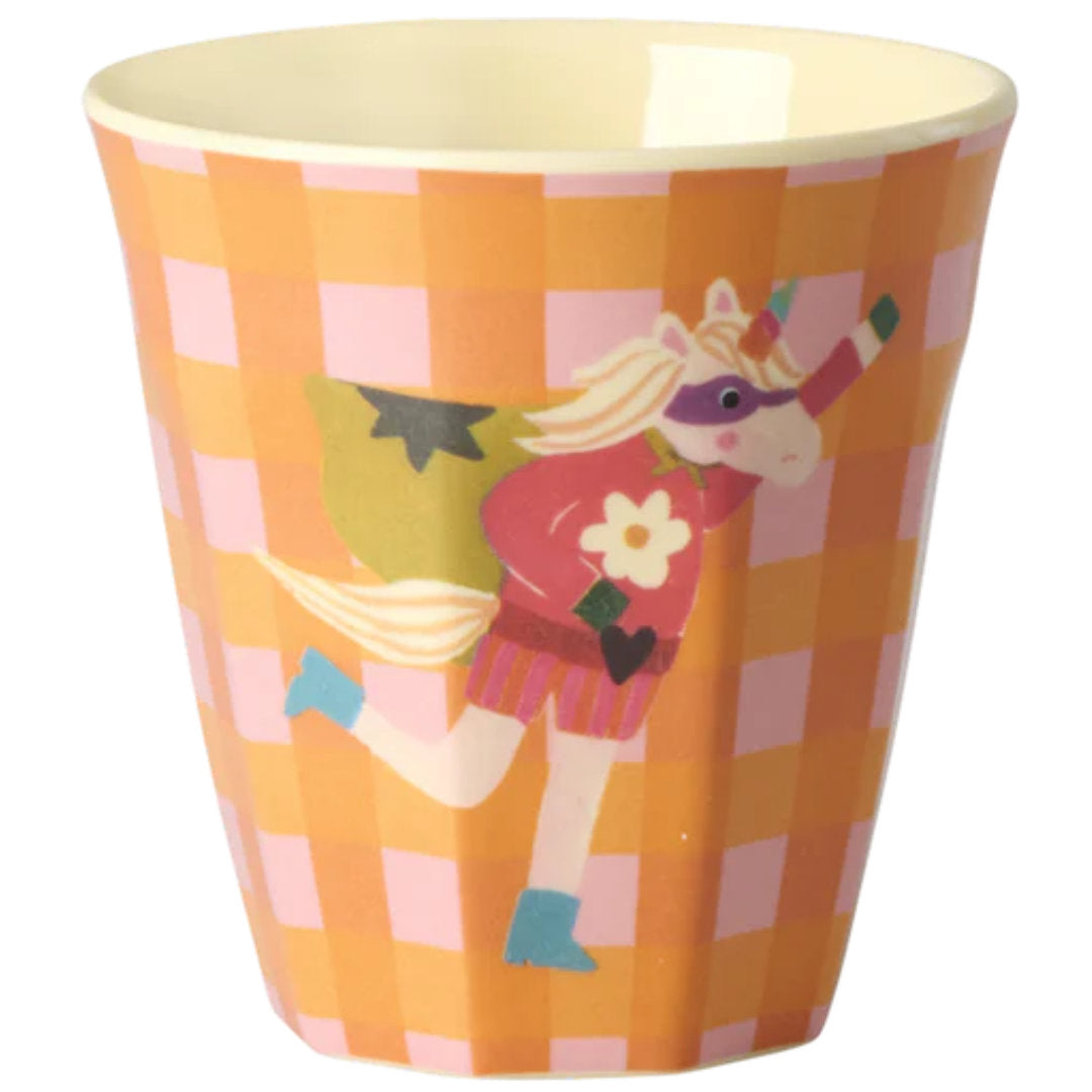 Een Rice kinderbeker met een oranje geruit patroon en een rennende eenhoorn als superheld.