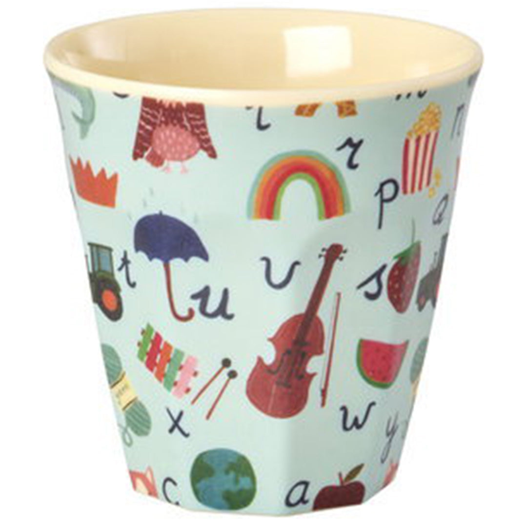 Rice kinderbeker met een patroon van ABC-letters, figuren en een regenboog.