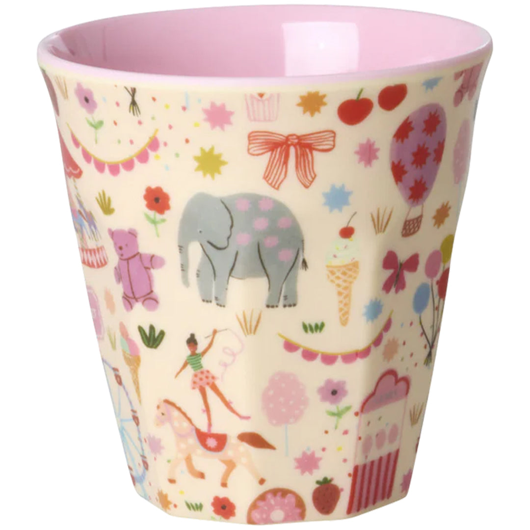 Rice kinderbeker met roze binnenkant en een patroon van kermisfiguren en dieren.