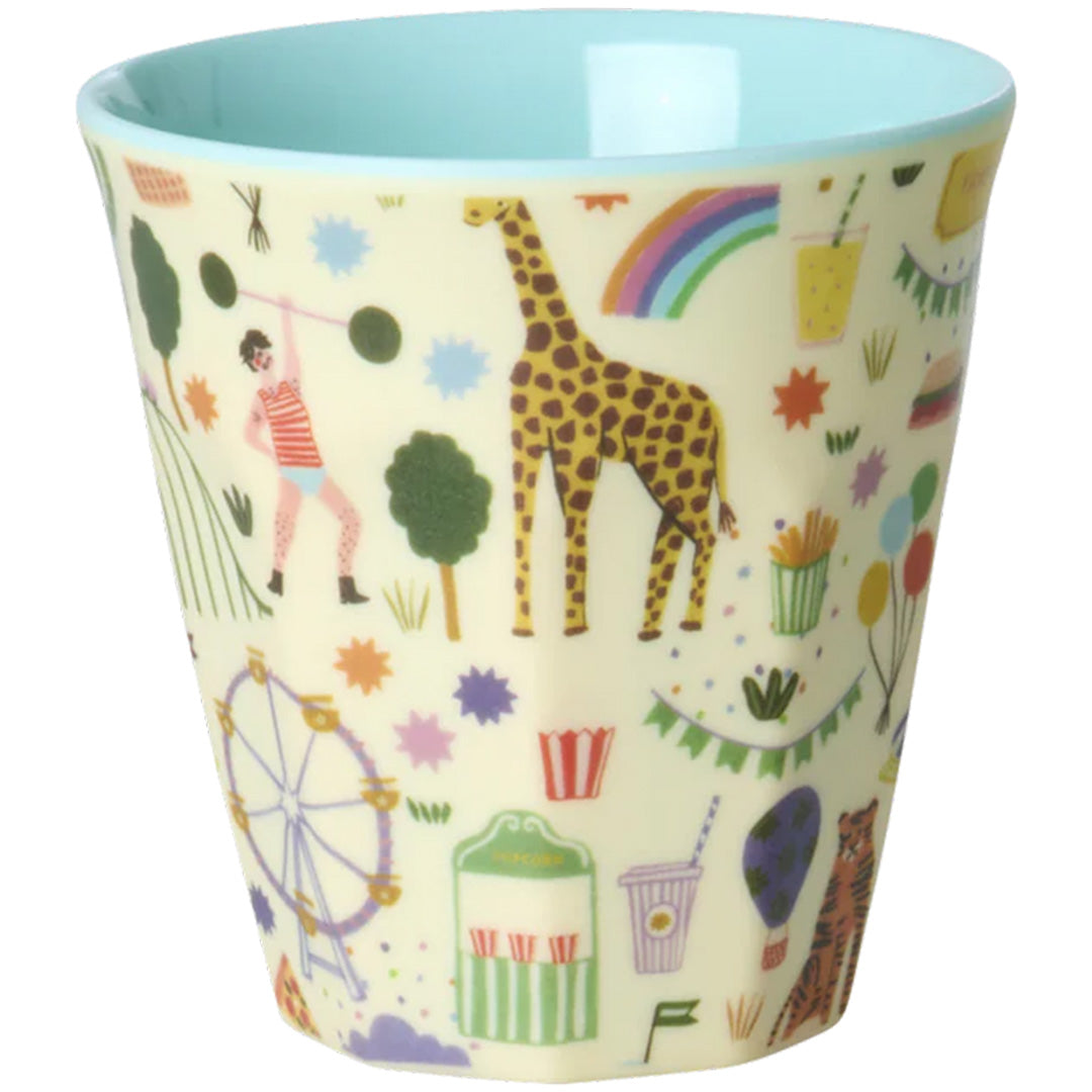 rice kinderbeker met kermispatroon, inclusief giraffe, sterke man en reuzenrad, op een witte achtergrond.
