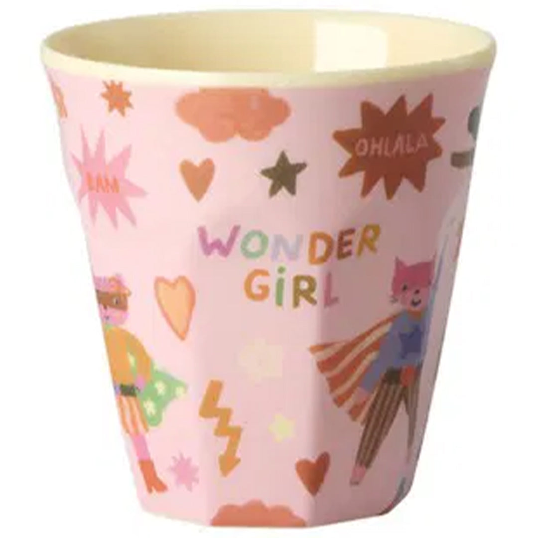 Roze rice kinderbeker van plastic met superhelden, harten, sterren en de tekst 'WONDER GIRL'.