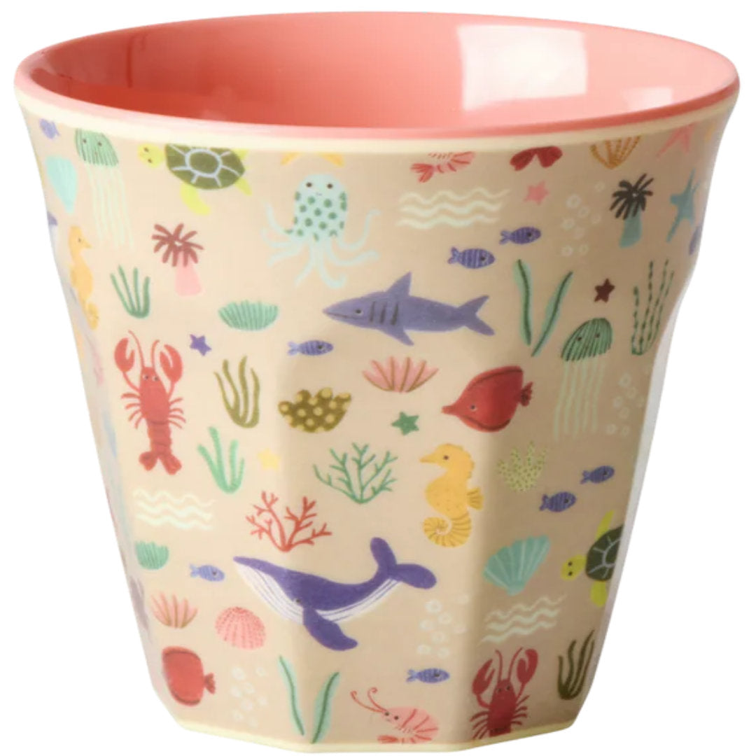 Rice kinderbeker met beige buitenkant en roze binnenkant, versierd met een koraal oceaan patroon van zeedieren.