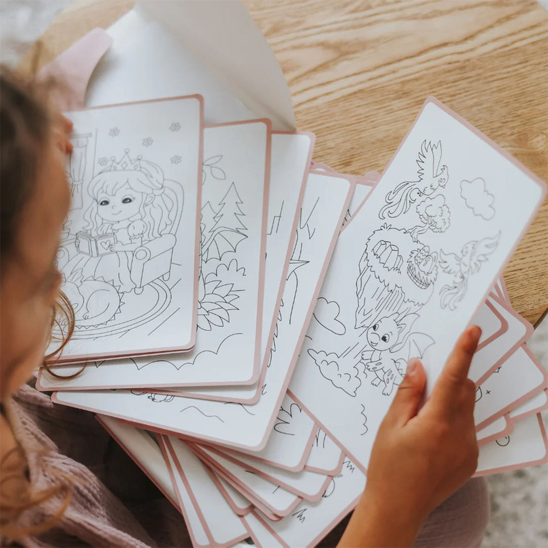 Een kind houdt Kidywolf extra tekenkaarten vast met daarop fantasiefiguren zoals een prinses en draken.