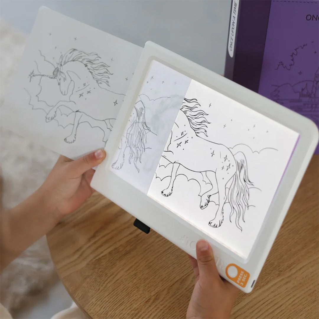 Kidywolf KidyDraw pad met een kind dat een eenhoorn overtrekt.