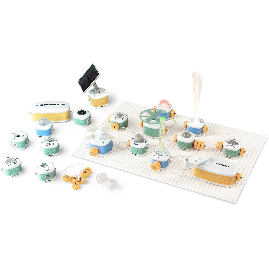 Kidywolf Kidyelec expert set met diverse elektronische bouwblokken, waaronder een zonnepaneel en lichtgevende vezels, op een witte bouwplaat.