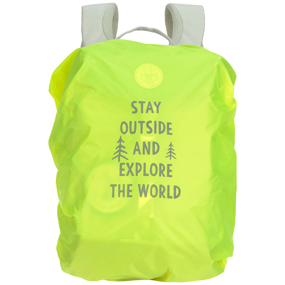 De Lässig kleuterrugzak Sunny Explorer met een felgele regenhoes met de tekst 'Stay outside and explore the world'.