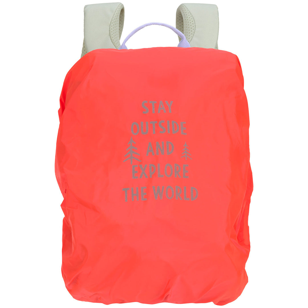 Een feloranje regenhoes met de tekst "Stay outside and explore the world" bedekt de Lässig kleuterrugzak.