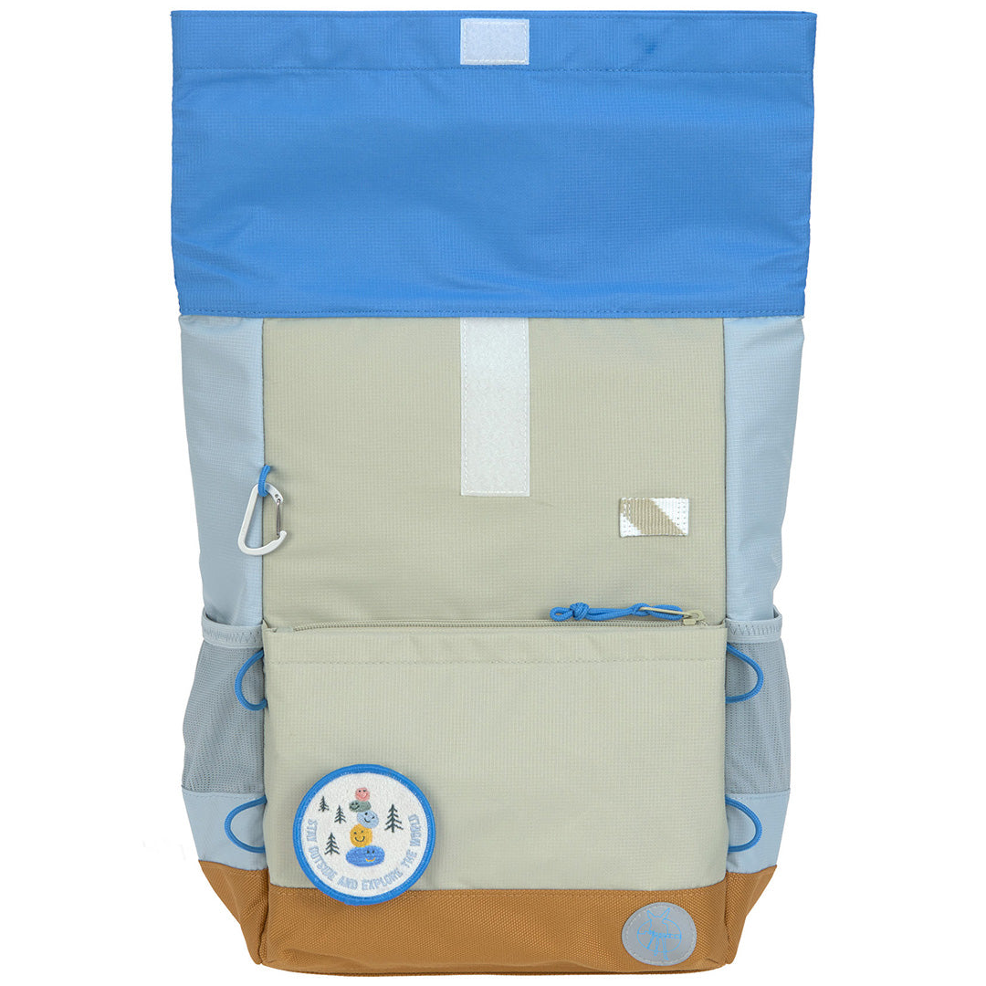 Vooraanzicht van de Lässig schoolrugzak sunny explorer in groen-blauw met roll-top sluiting.