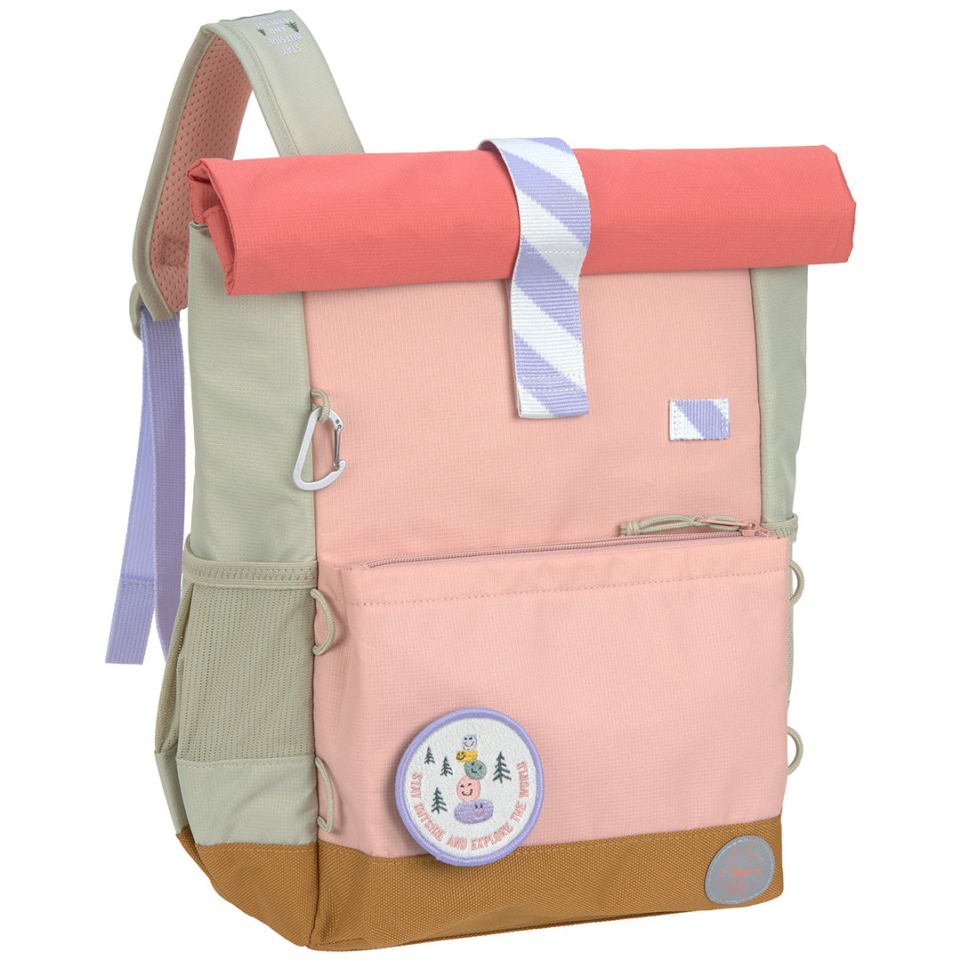 Lässig schoolrugzak in roze, beige en koraal met een roll-top sluiting en een ronde 'explorer' patch.