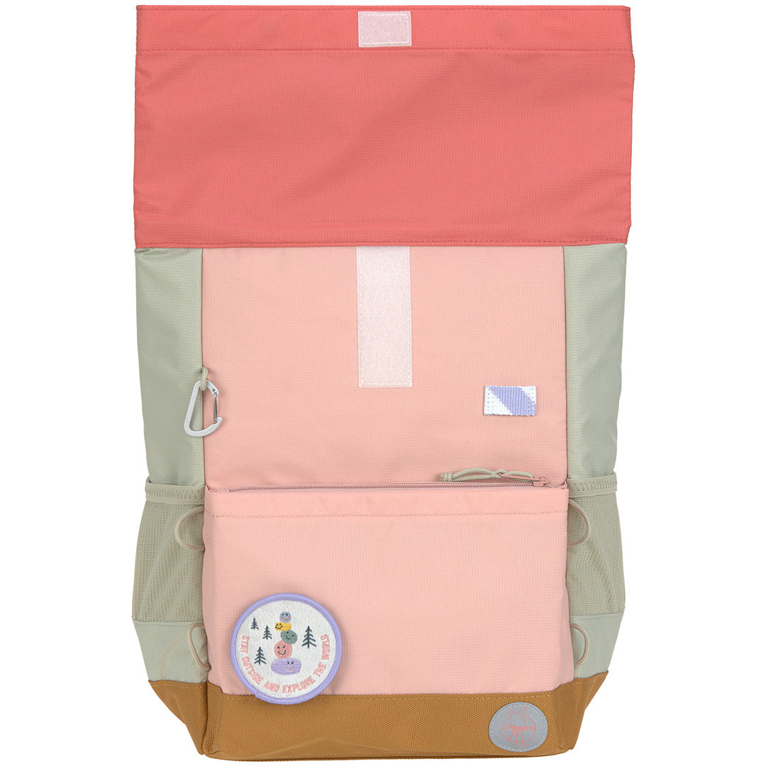 De voorkant van de Lässig schoolrugzak in roze, beige en koraal met de roll-top sluiting omhoog.