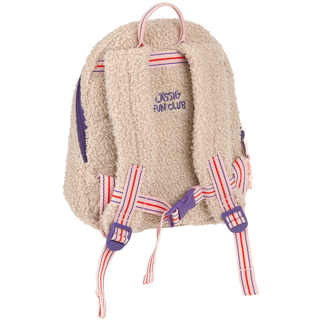 Achterkant van de Lässig beige peuterrugzak met gestreepte schouderbanden en borstgesp.