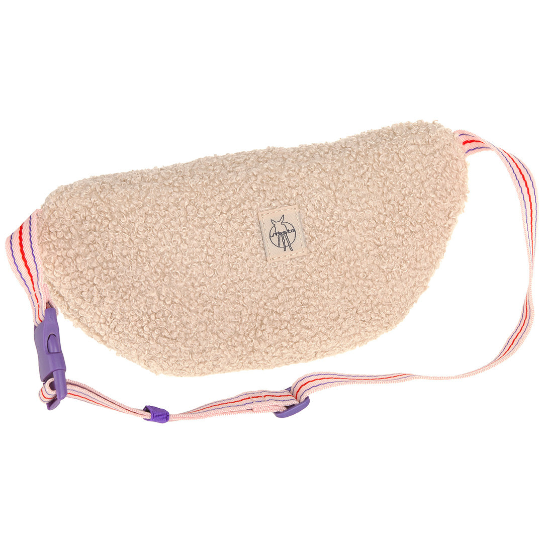 De achterkant van de beige kinder heuptas met een merklabel en verstelbare band.