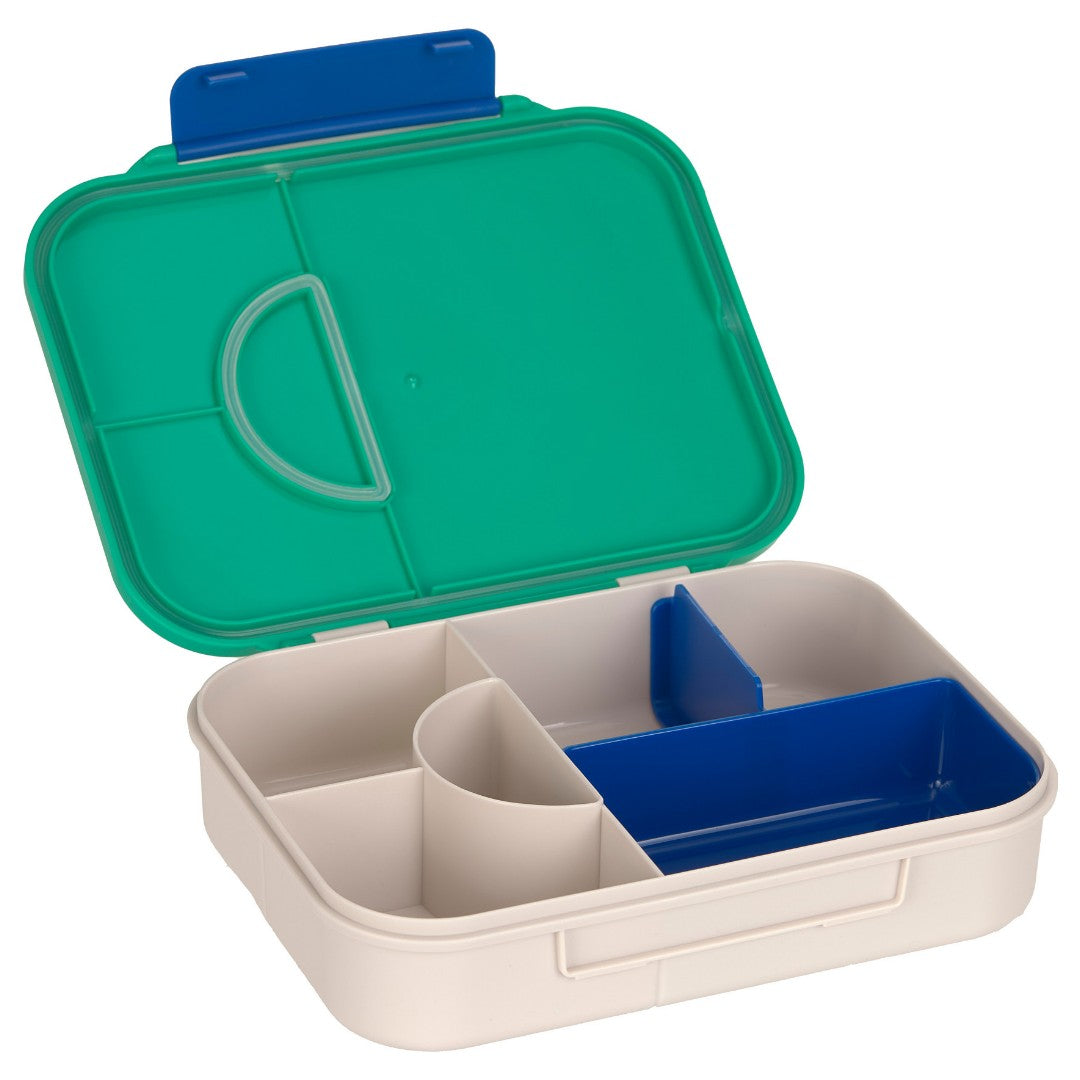 Open bento lunchbox met een blauw bakje in een van de compartimenten.