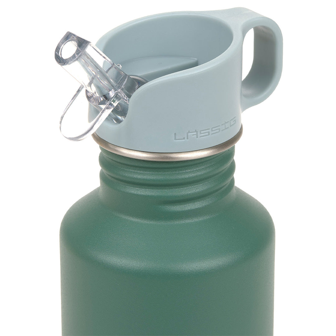 Detail van de Lässig groene kinderwaterfles met de lichtblauwe dop en het drinktuitje.