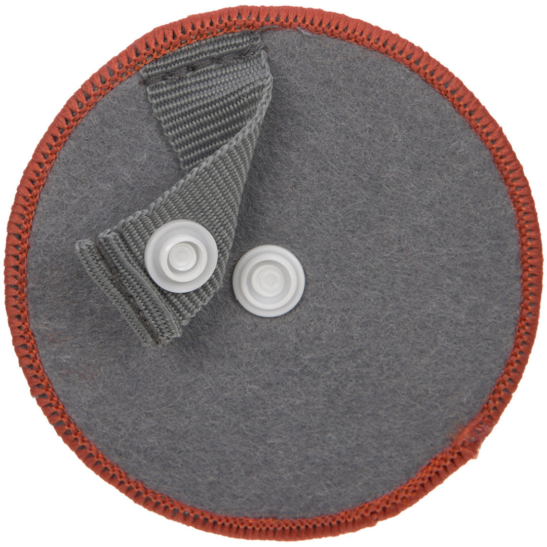 Achterkant van een ronde patch met grijze stof en twee witte drukknopen.