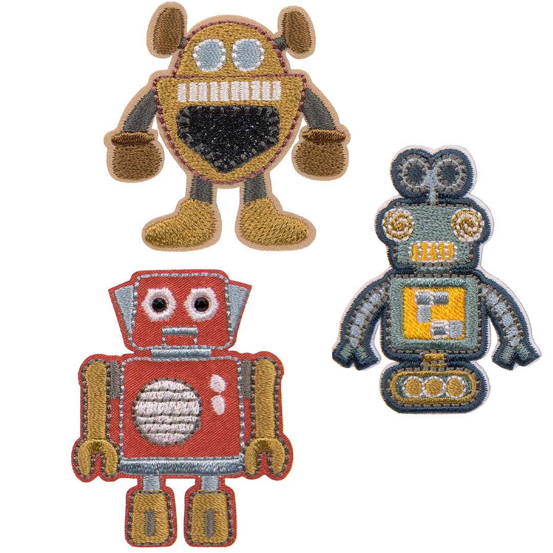 Drie geborduurde robot patches in geel, rood en blauw.