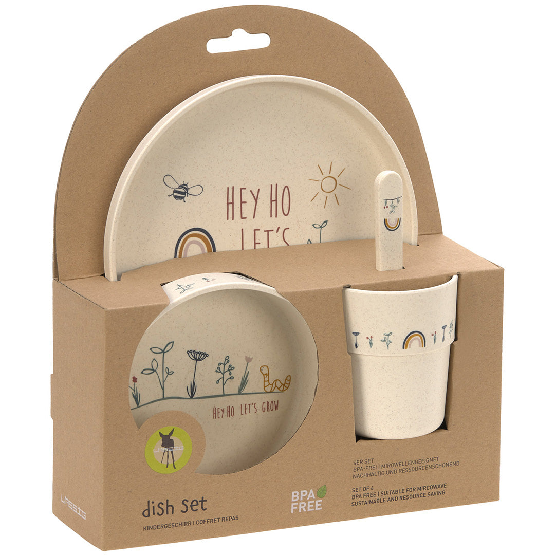 De verpakking van de Lässig 4-delige babyserviesset, met de beige borden, kom, beker en lepel zichtbaar.