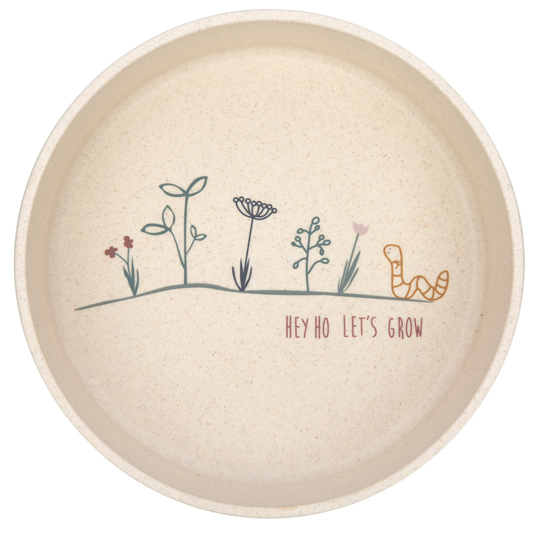 De binnenkant van de beige kinderkom met een 'garden explorer' patroon van plantjes, een worm en de tekst 'HEY HO LET'S GROW'.