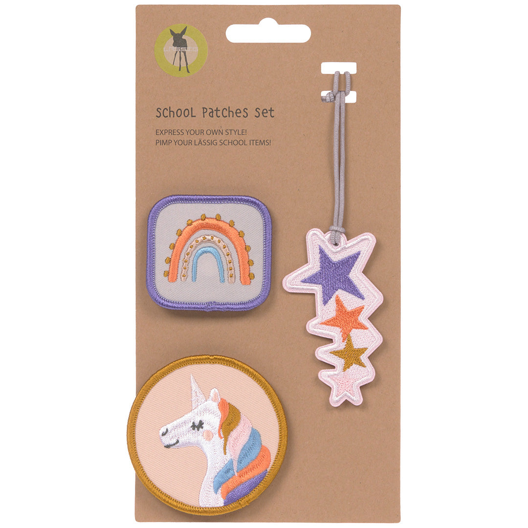 Lässig school patches set met een eenhoorn, regenboog en sterrenhanger op kartonnen verpakking.
