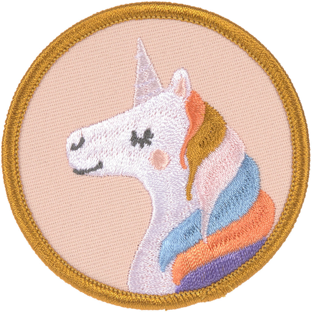 Ronde patch met een geborduurde eenhoornkop met kleurrijke manen.