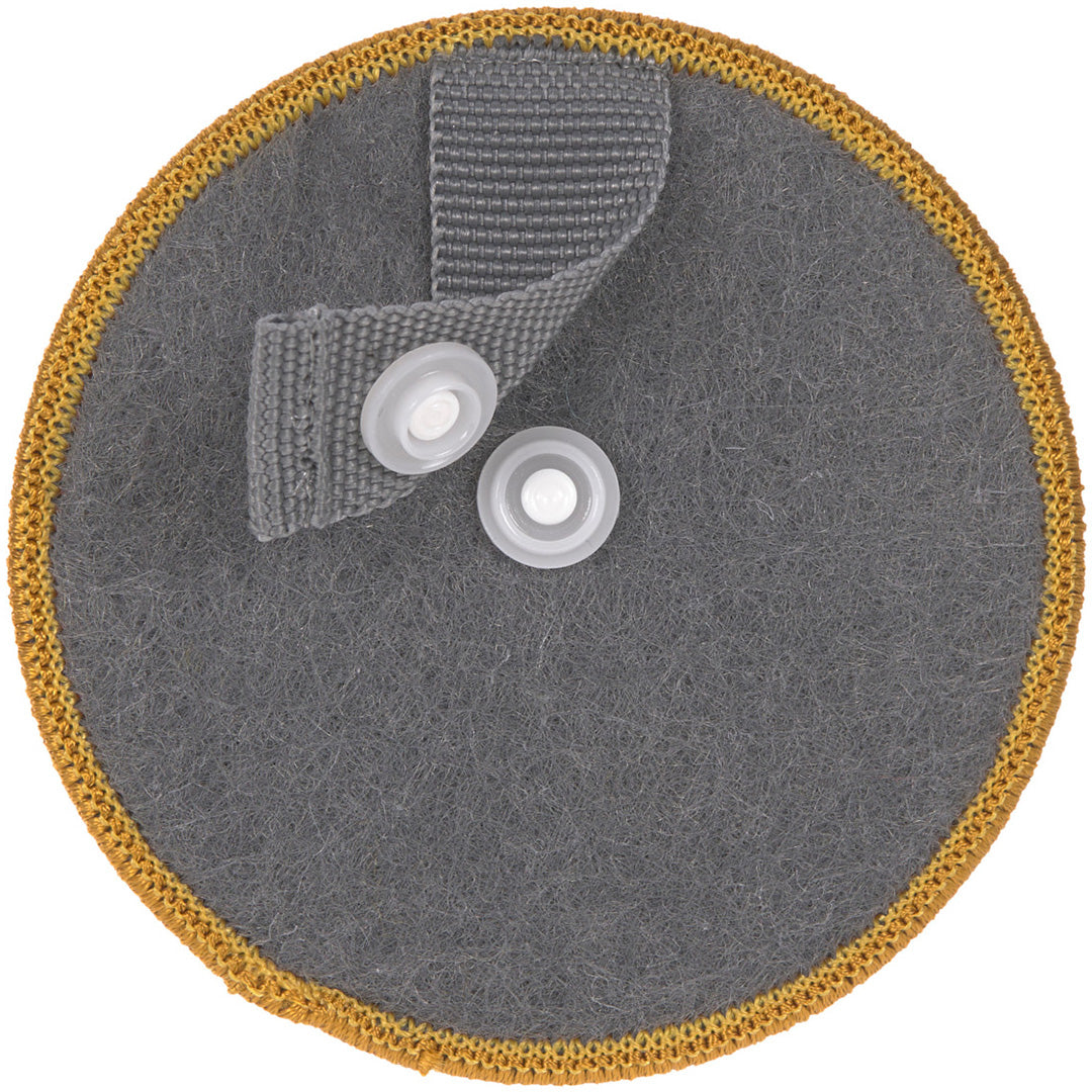 Achterkant van een ronde patch met grijs vilt en twee drukknopen aan een lus.
