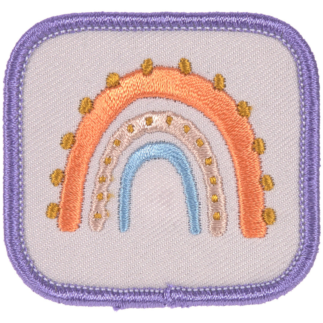 Vierkante patch met een geborduurde regenboog in oranje, blauw en beige.