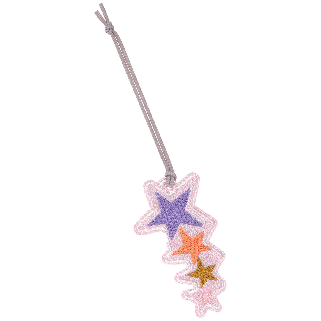 Stervormige hanger patch met drie geborduurde sterren in paars, oranje en goud.