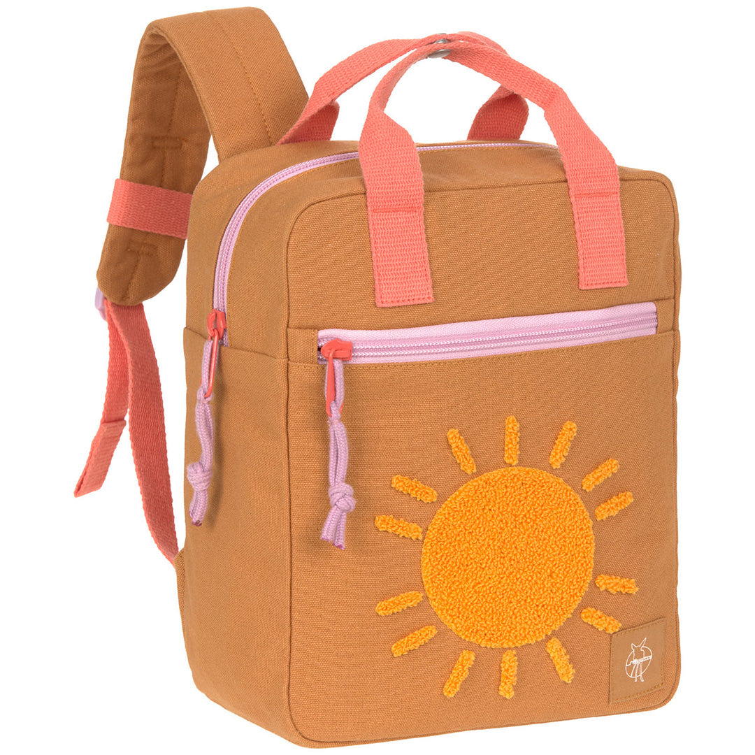 Lässig kleuterrugzak in caramelkleur met roze details en een geborduurde oranje zon op de voorkant.